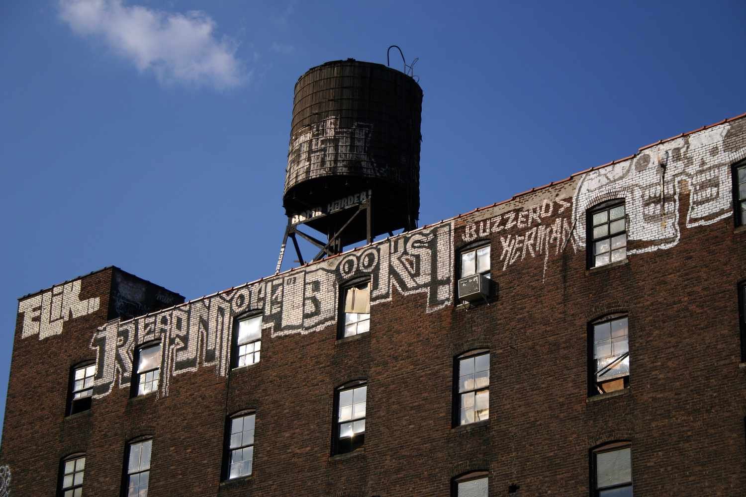 Edificio torre de agua en Brooklyn