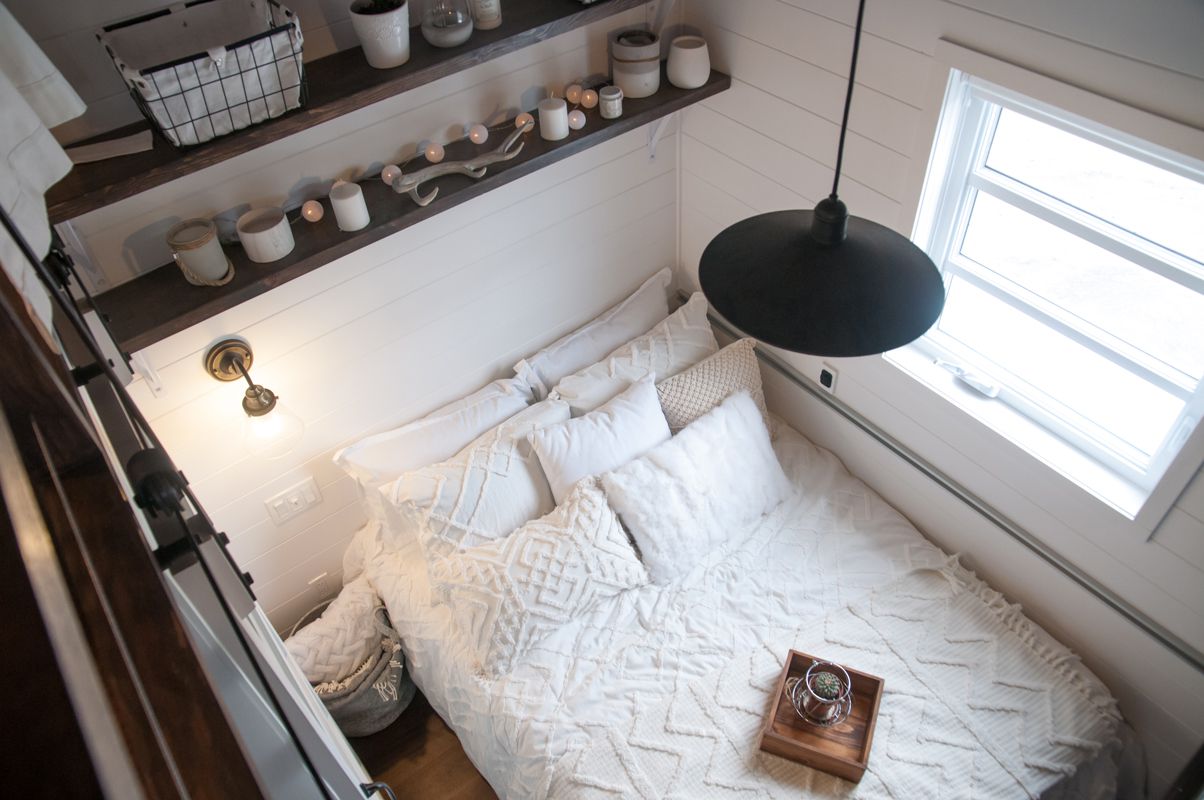Dormitorio en el primer piso de una casa diminuta