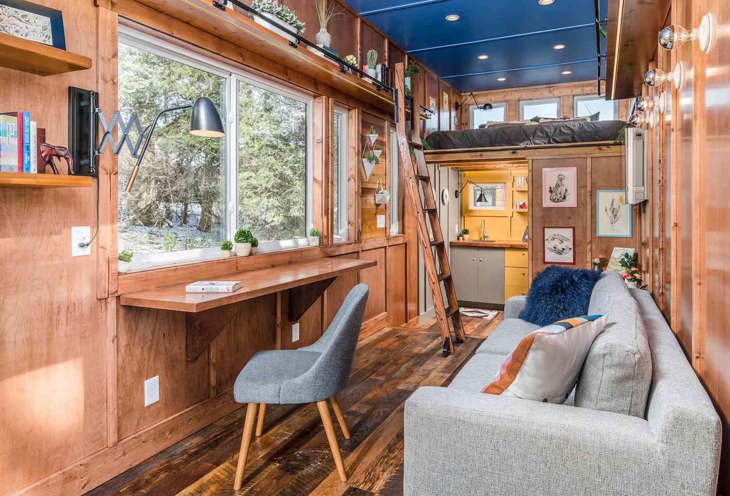 moderna casita en un bosque cálido