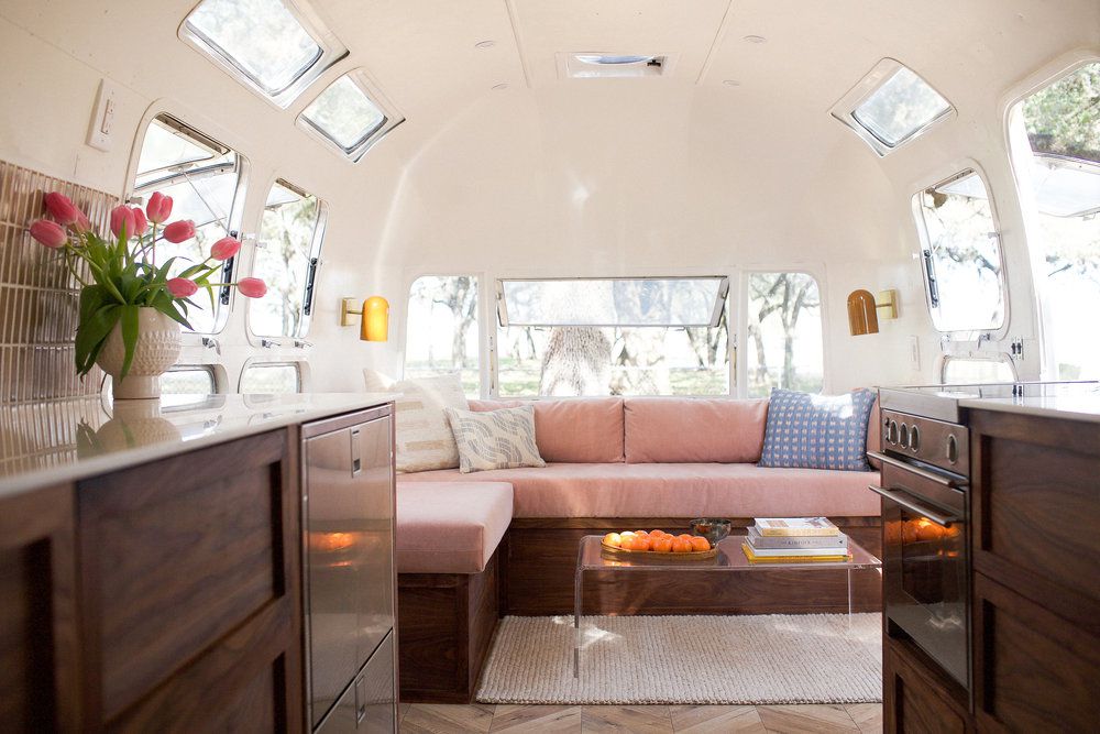 Interior de una moderna casa diminuta Airstream