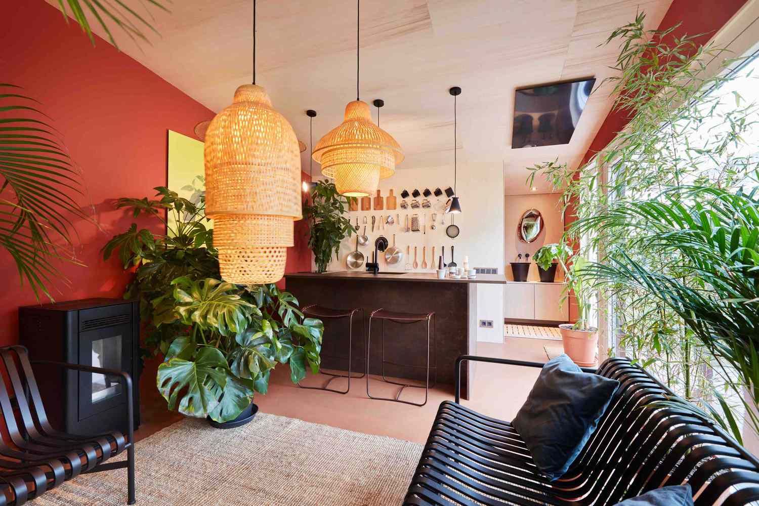 Interior de una casita holandesa con pared de acento rojo