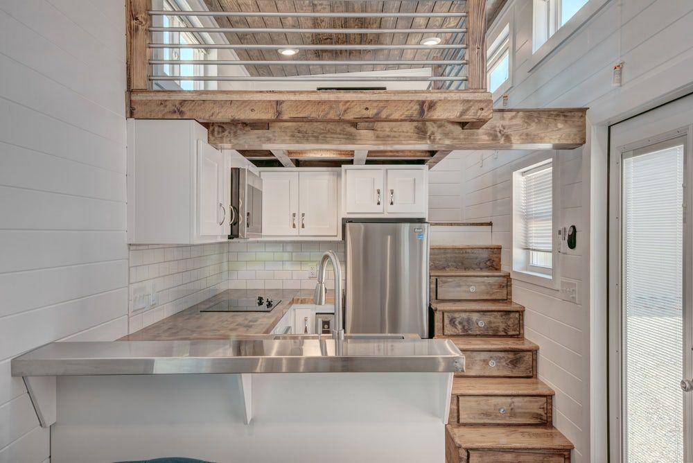 dormitorio loft alto en casa moderna diminuta