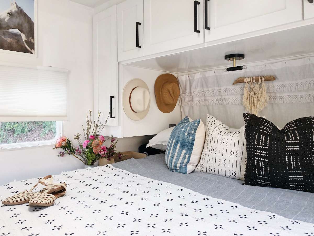 Dormitorio de casa minúscula con armarios de cocina