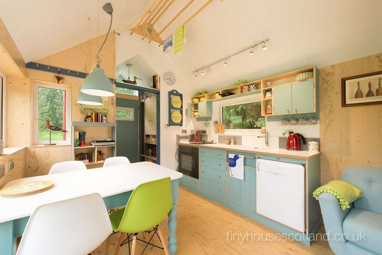 cocina moderna azul en casa moderna diminuta