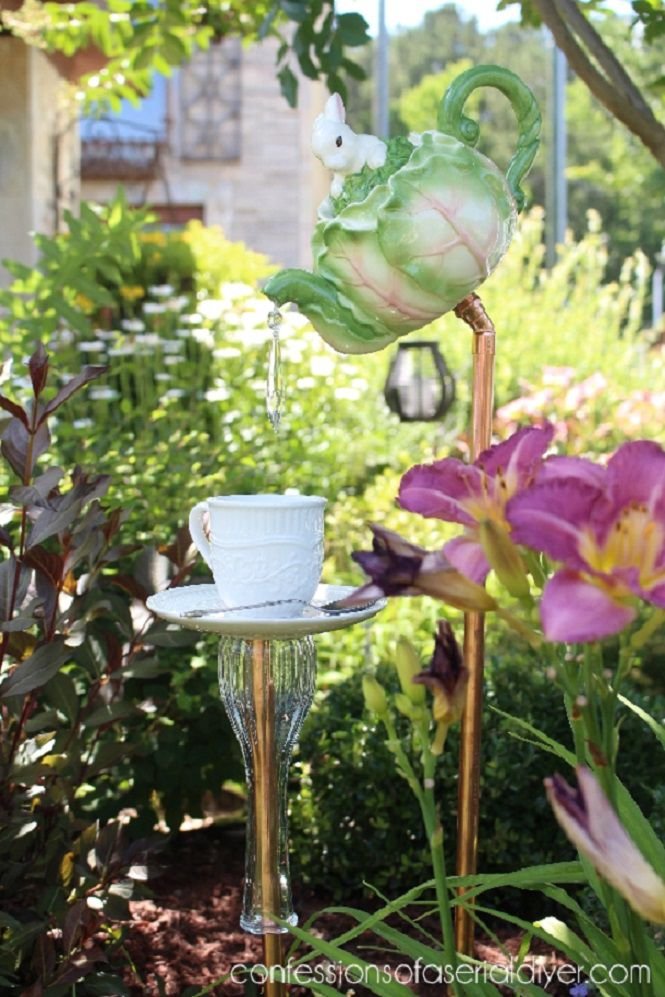 Una tetera vertiendo agua en una taza de té al aire libre.