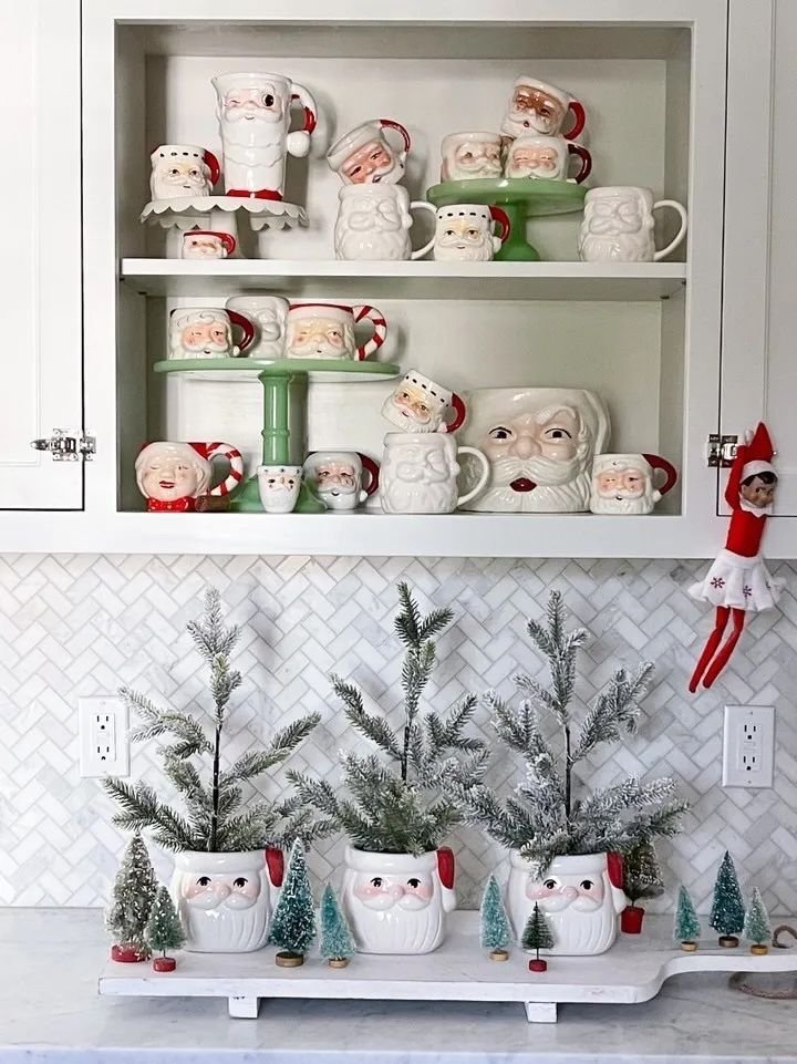 Tazas de Papá Noel expuestas en los estantes de la cocina