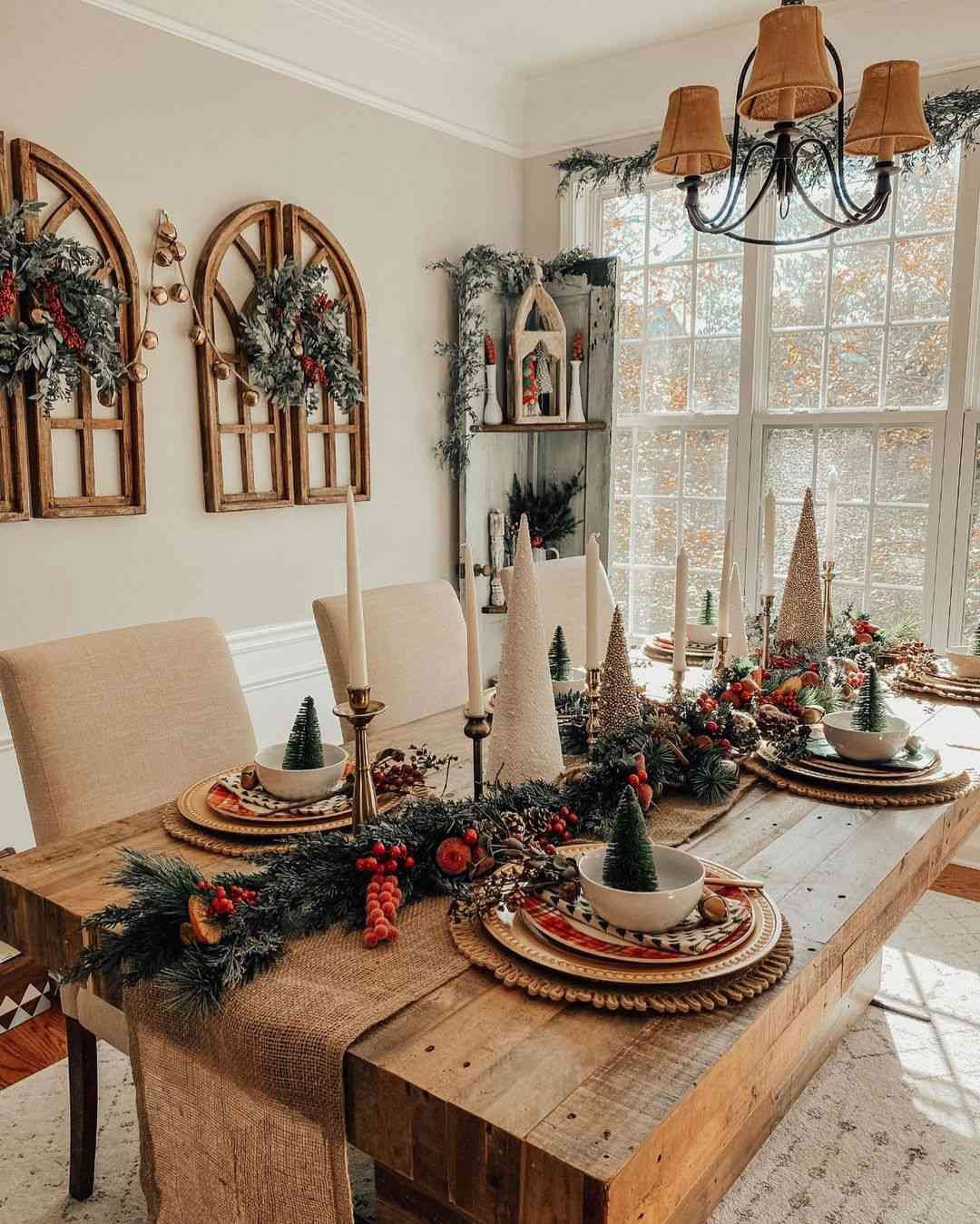 Campanillas de latón colgadas de la pared en un comedor decorado para Navidad