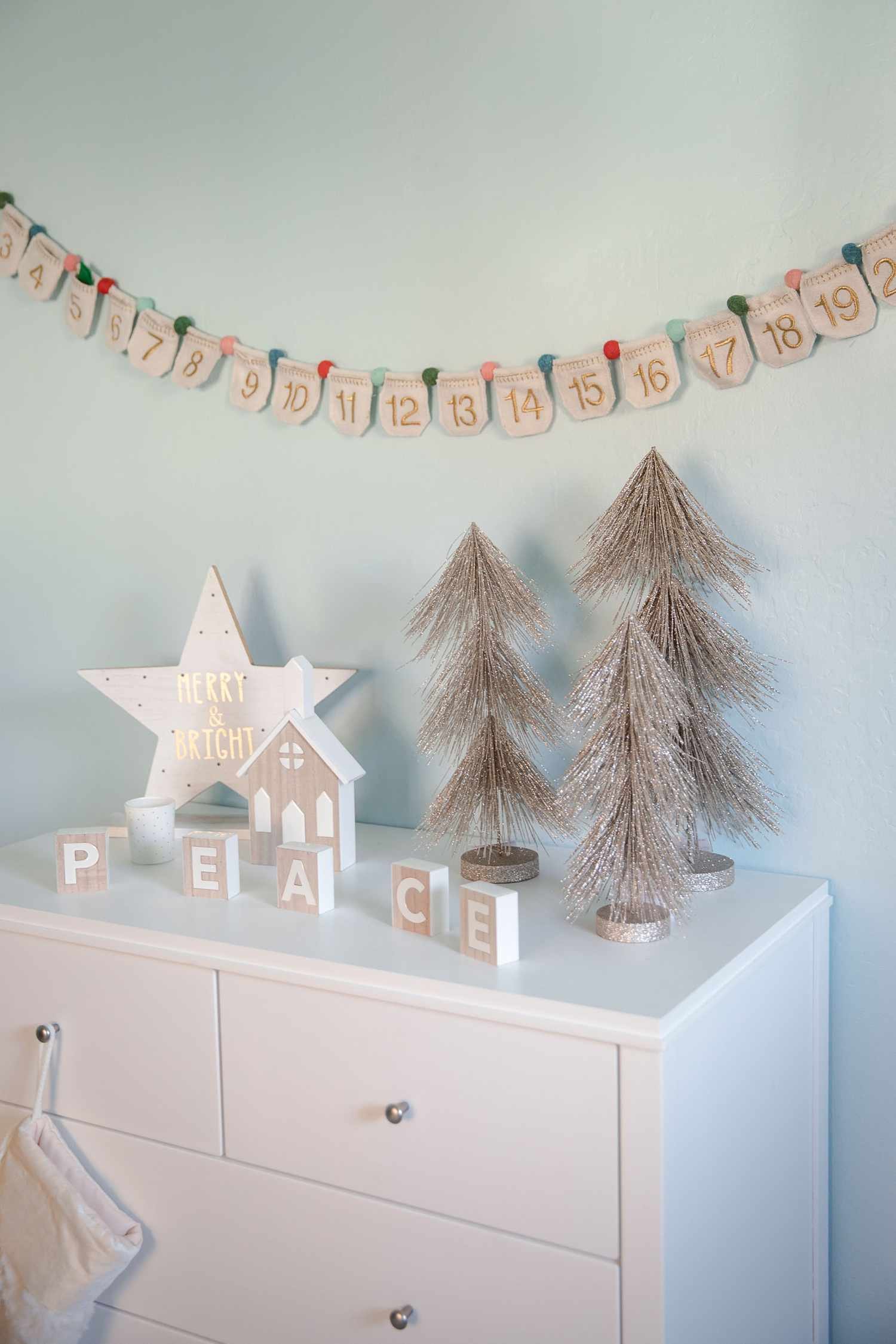 Calendario de Adviento colgado en la pared de un dormitorio infantil