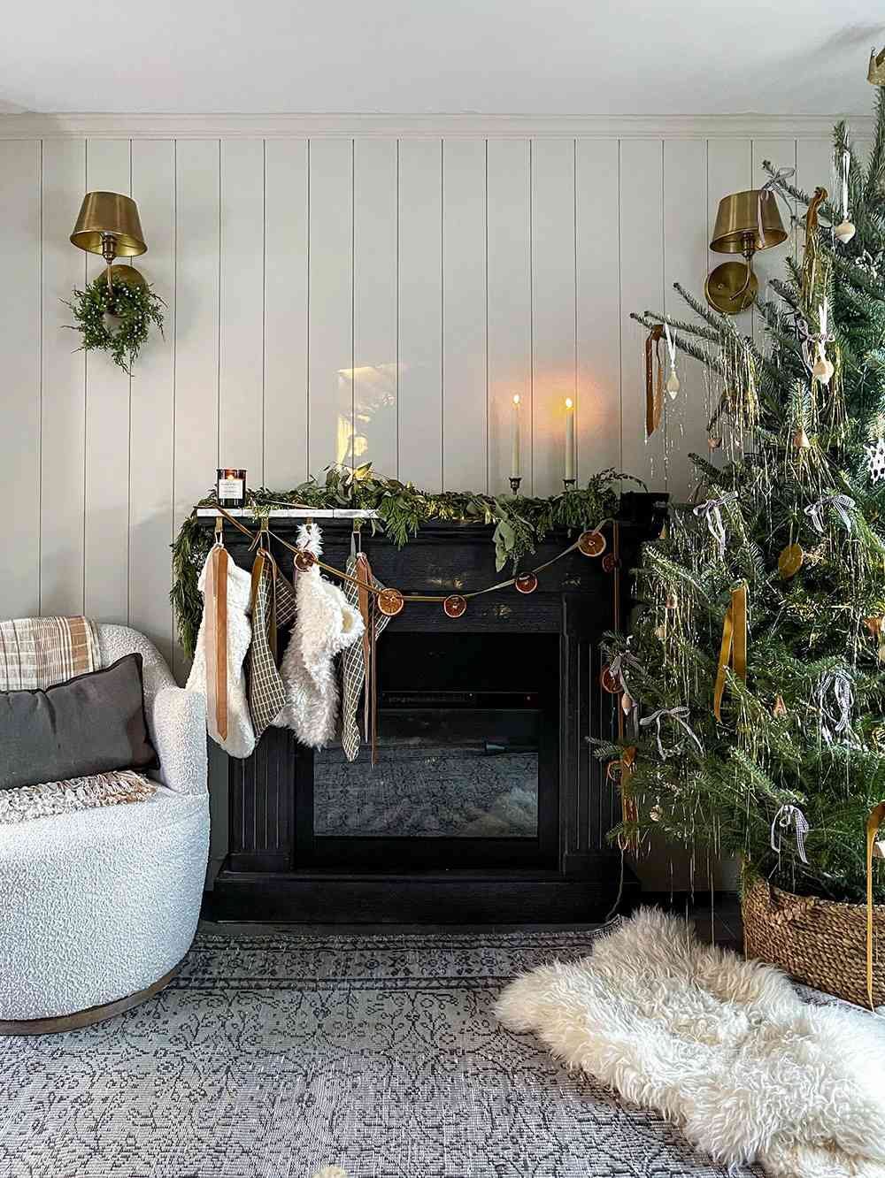 Pequeña corona colgando de un aplique de pared en un salón decorado para Navidad