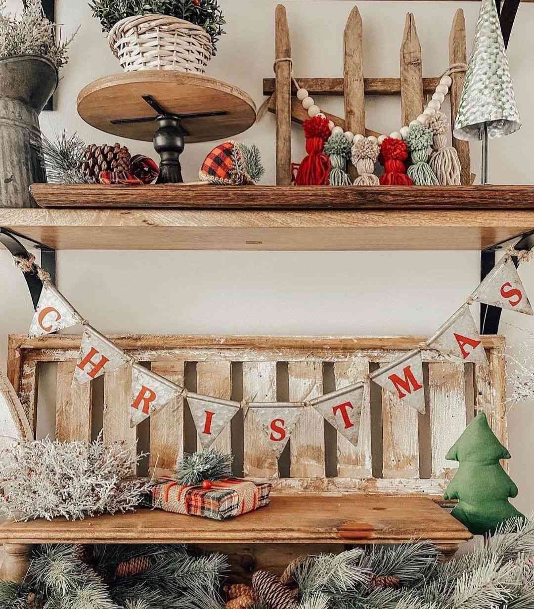 Banderola de Navidad colgada bajo estanterías flotantes