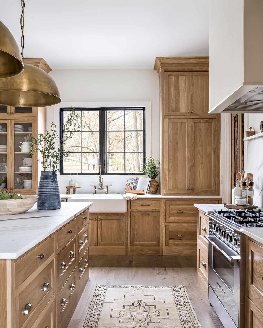 Cocina de madera y latón