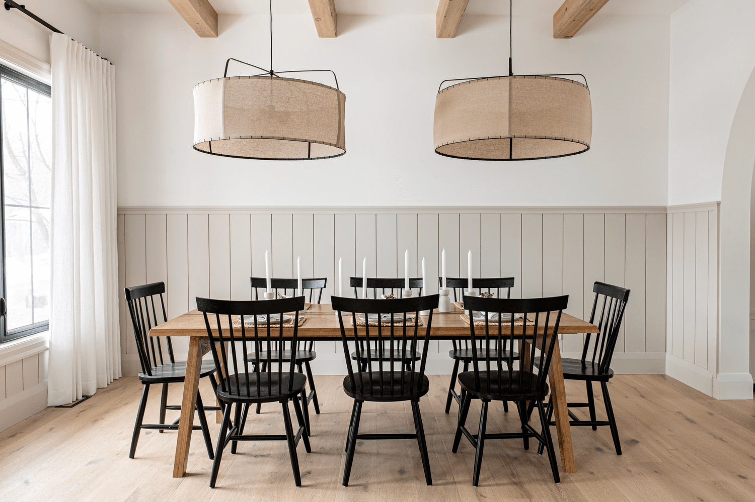 Moldura de barandilla y sillas windsor en comedor de granja