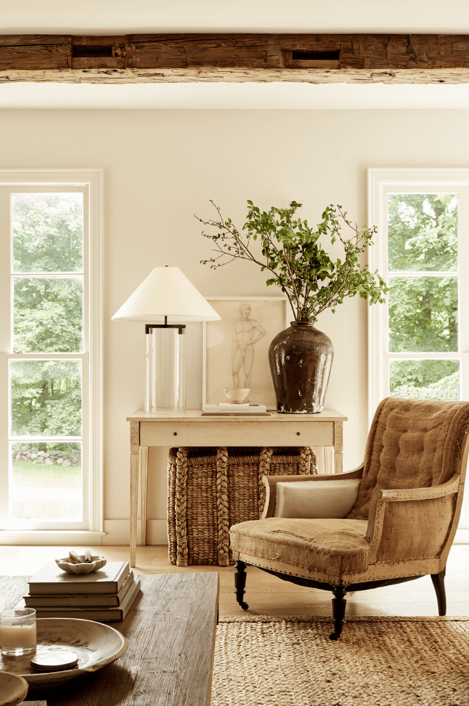 Habitación de granja con muebles rústicos