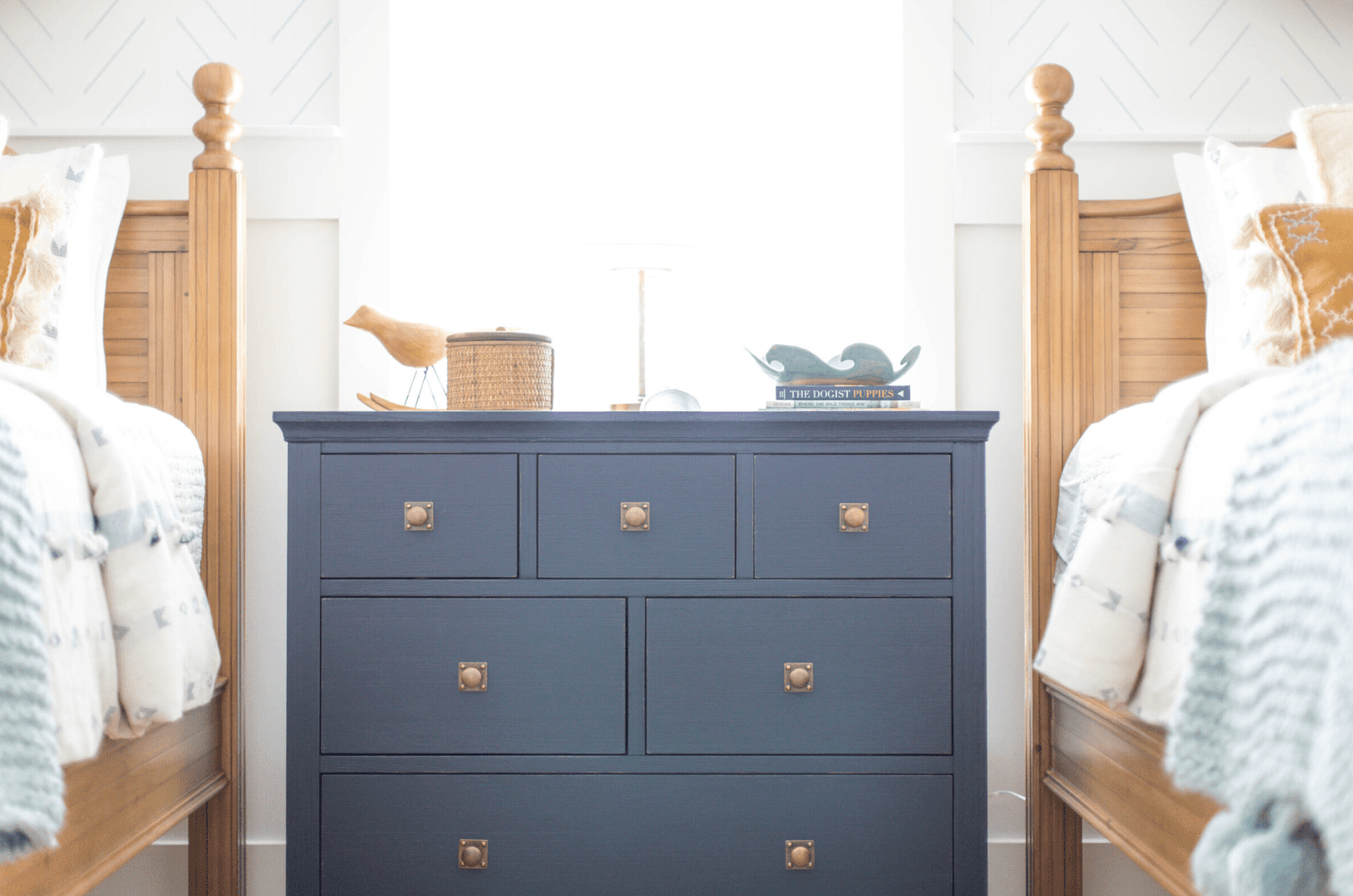 Dormitorio infantil con cómoda azul marino