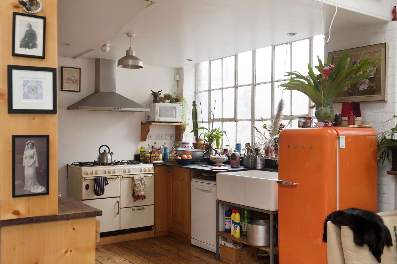 Cocina vintage con frigorífico Smeg naranja