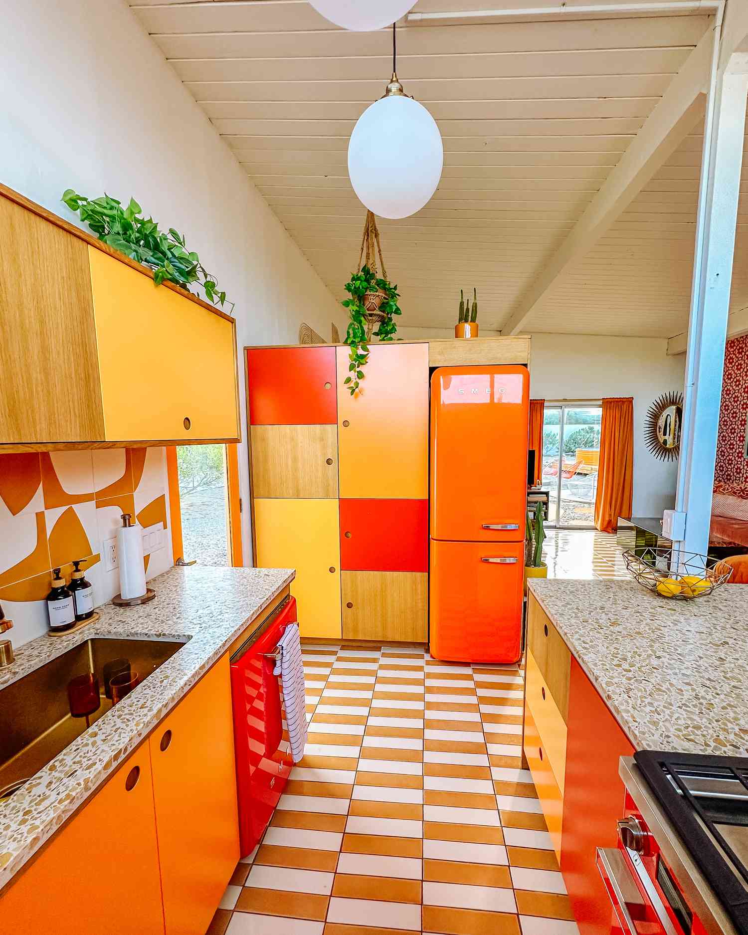 Cocina naranja, amarilla y roja con estilo moderno de mediados de siglo