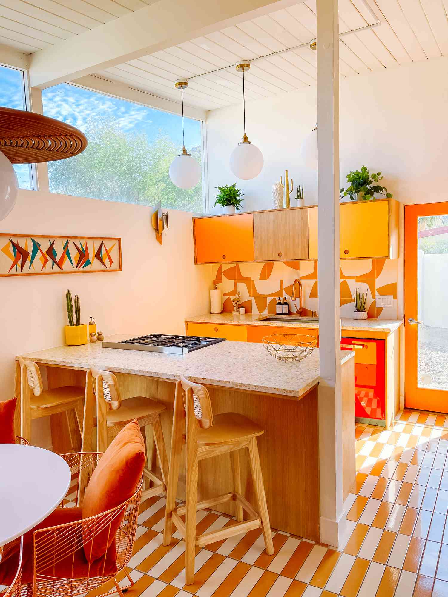 Cocina con techo alto y paleta de colores naranja, amarillo y rojo