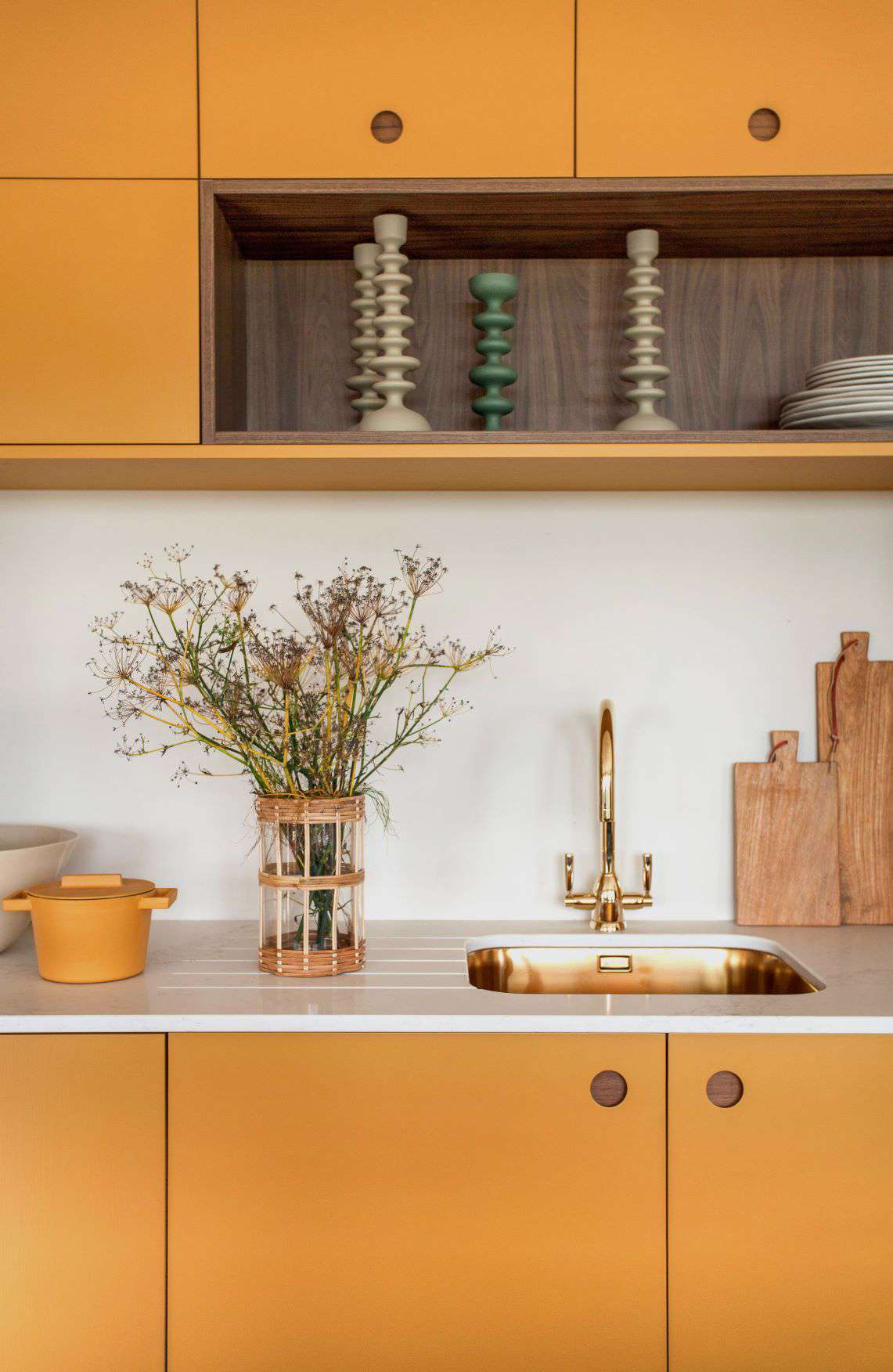 Armarios de cocina dorados con detalles de madera incrustada