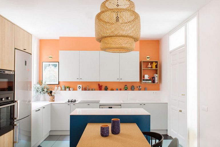 Cocina pequeña con paredes pintadas de naranja