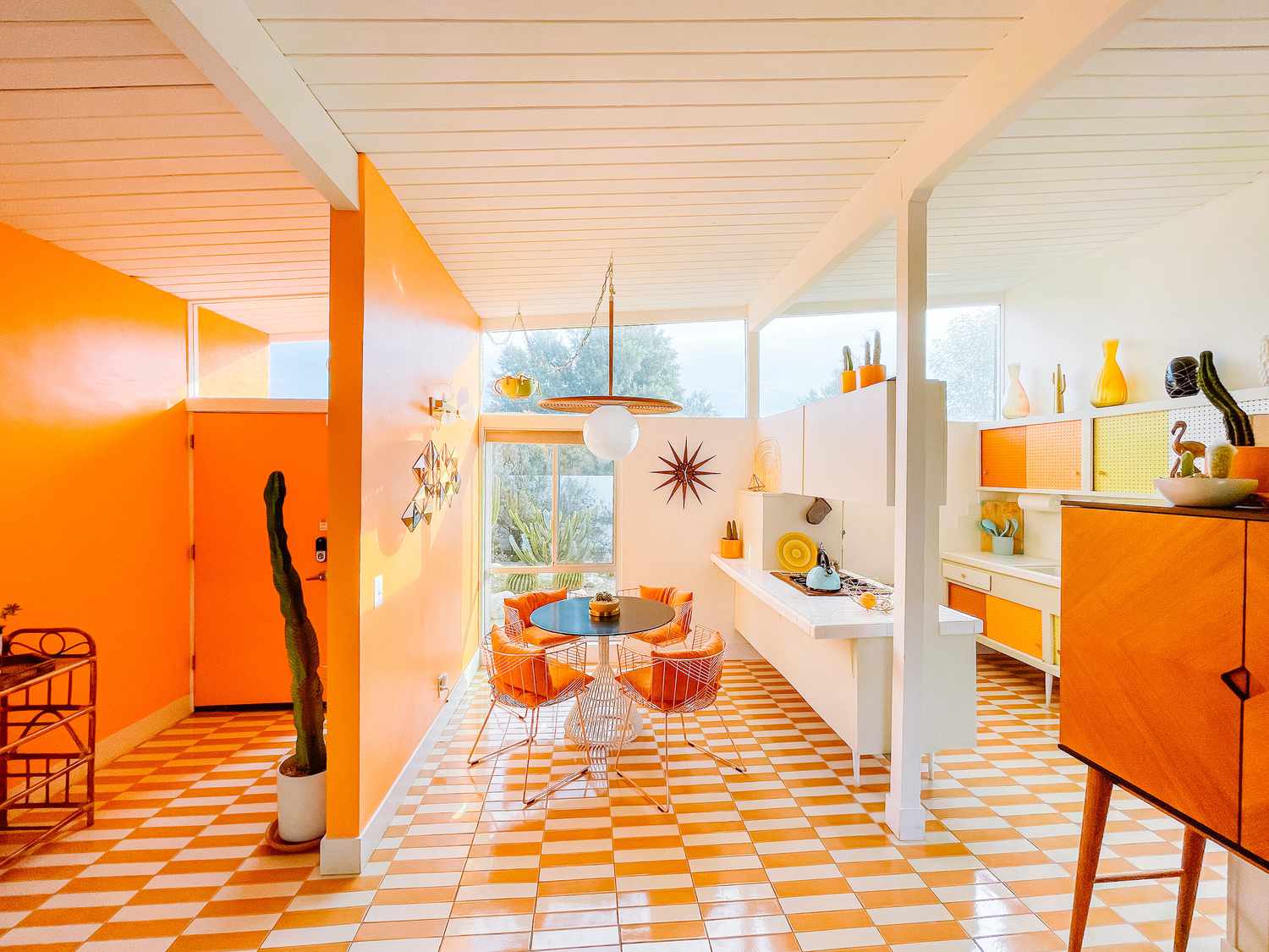 cocina moderna naranja de mediados de siglo