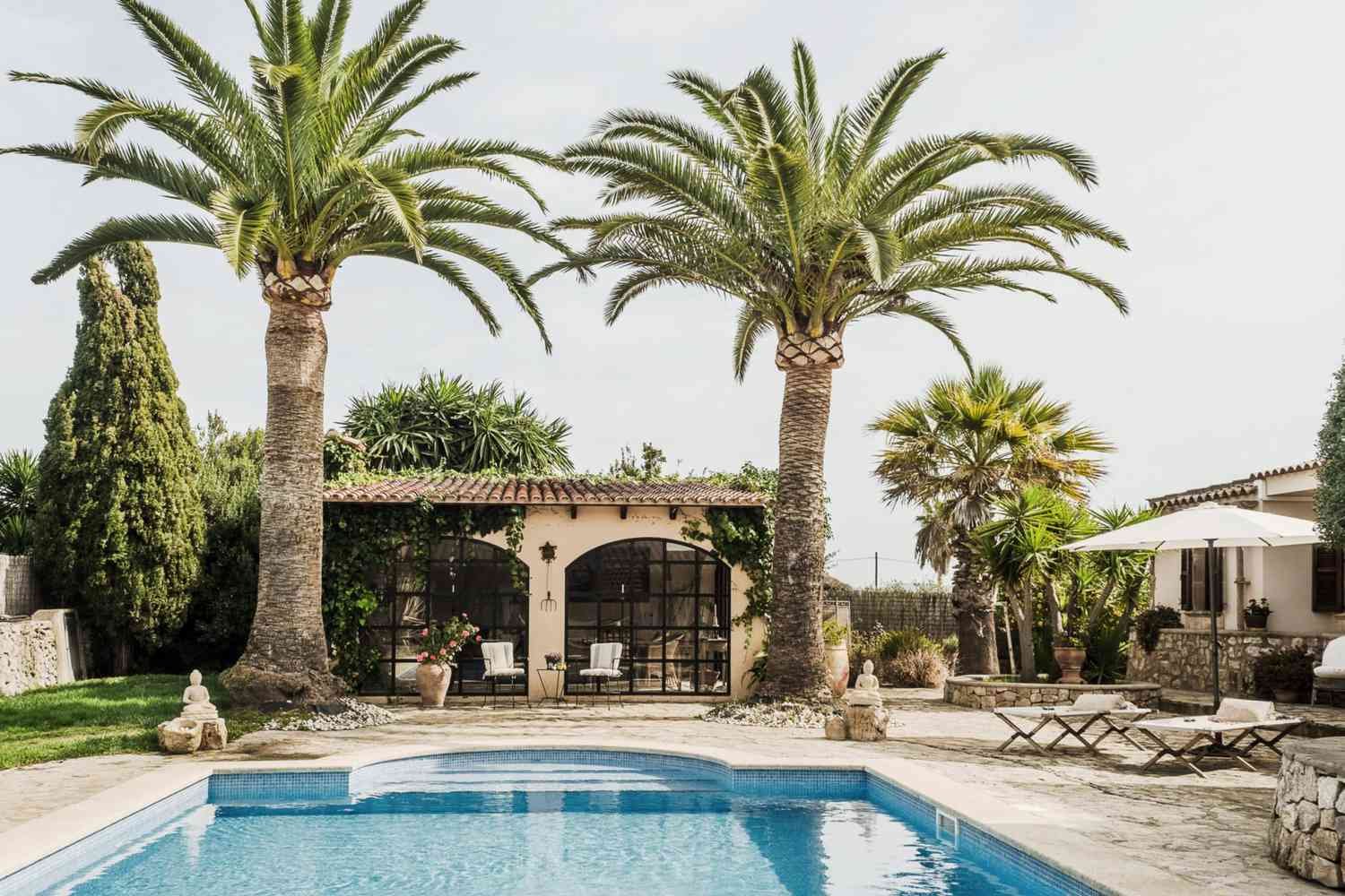 casa de piscina de estilo mediterraneo