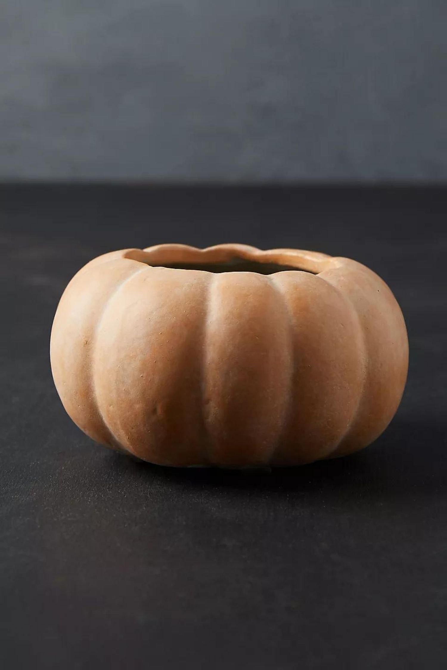 Una pequeña maceta de calabaza de cerámica natural