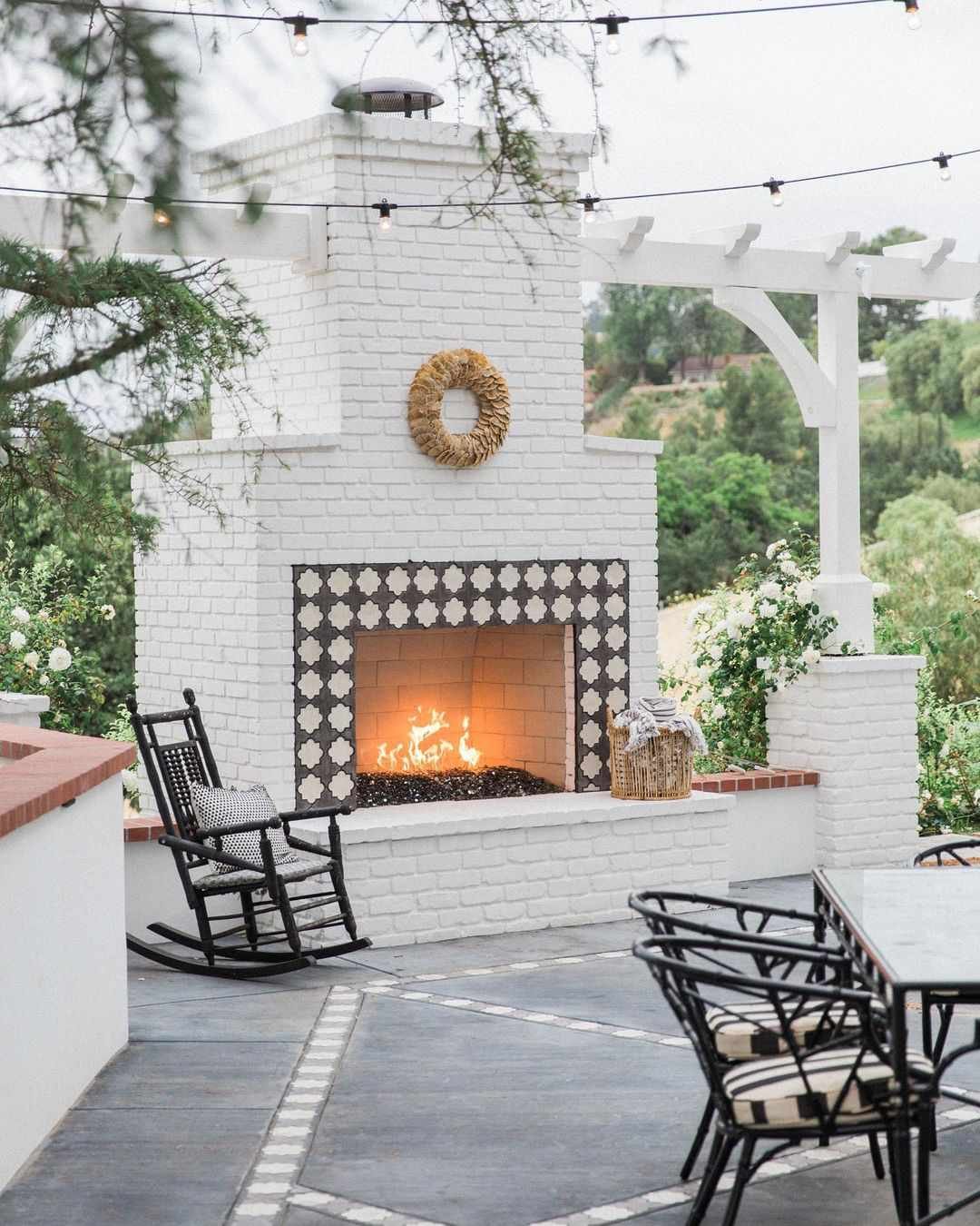 Chimenea de ladrillo blanco con corona otoñal