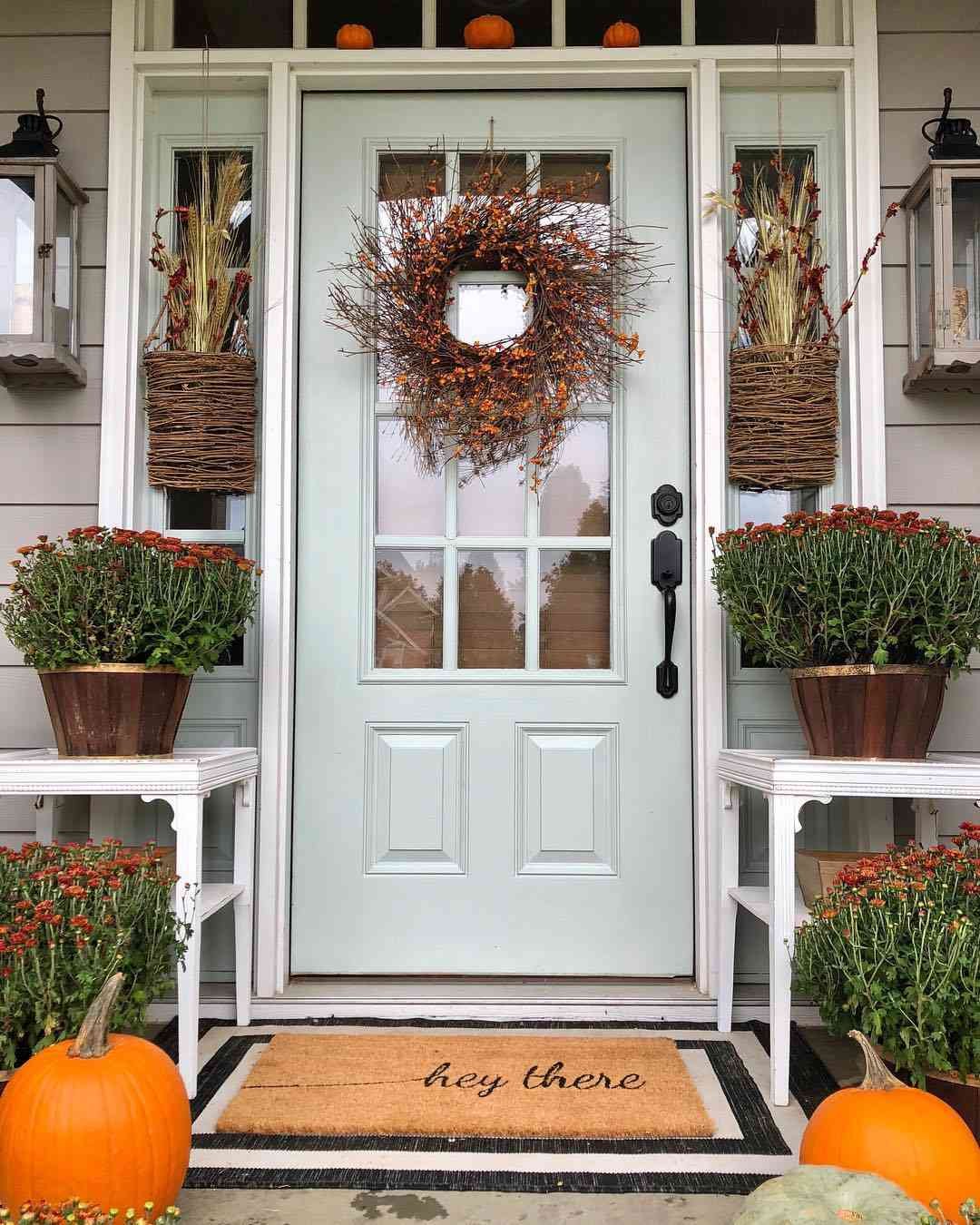 Puerta de color menta claro decorada con crisantemos y flores