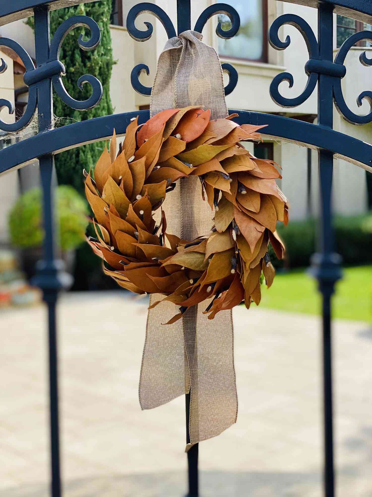 Corona de otoño en la puerta exterior