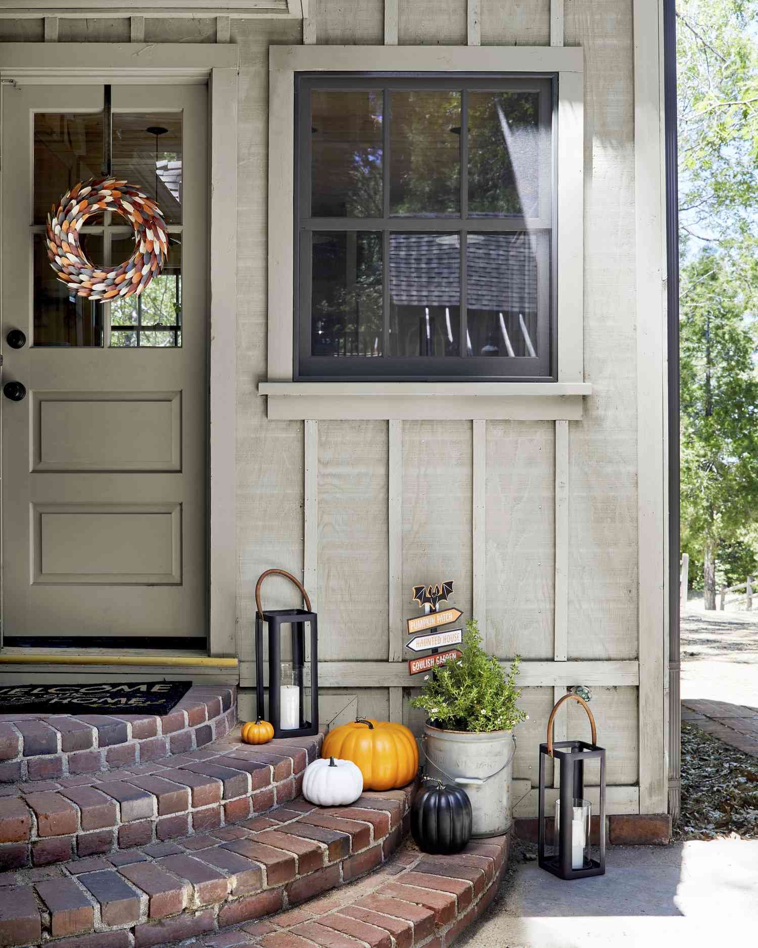 Casa con calabazas en los escalones y una corona en la puerta