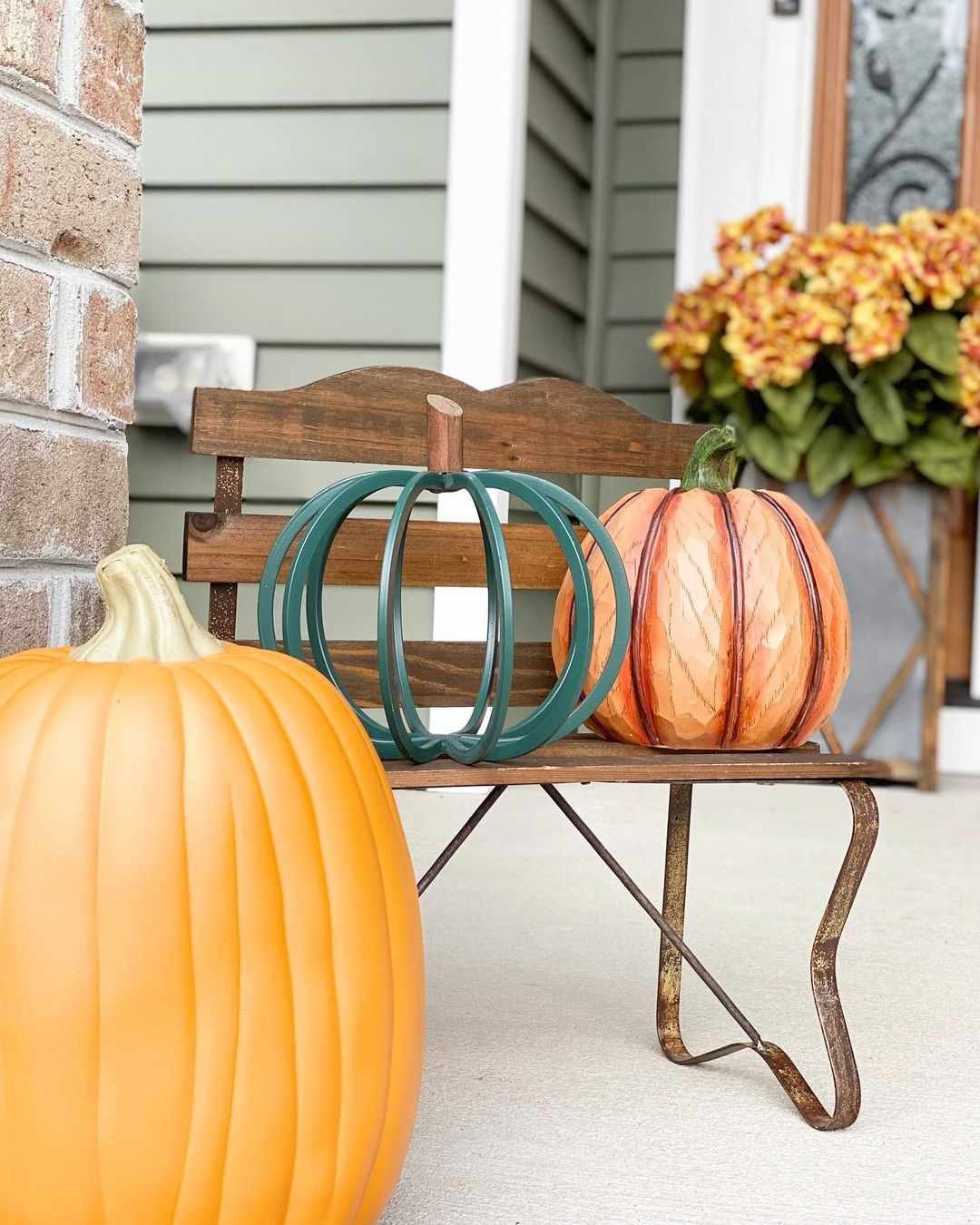 Calabazas de imitación sobre un mini banco