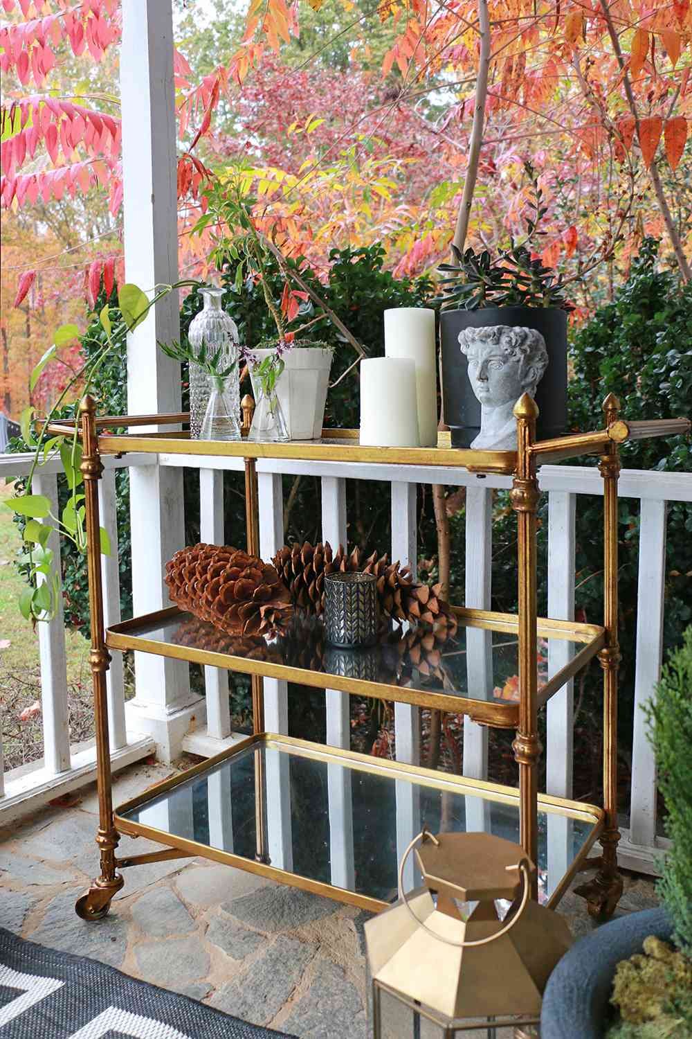 Carrito de bar al aire libre con decoración otoñal