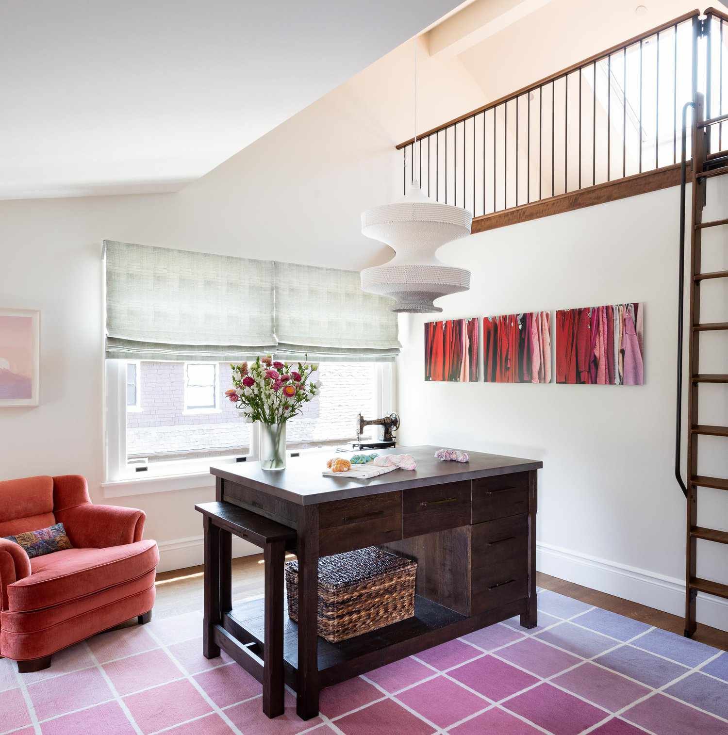 Sala de costura con una gran mesa de madera en el centro