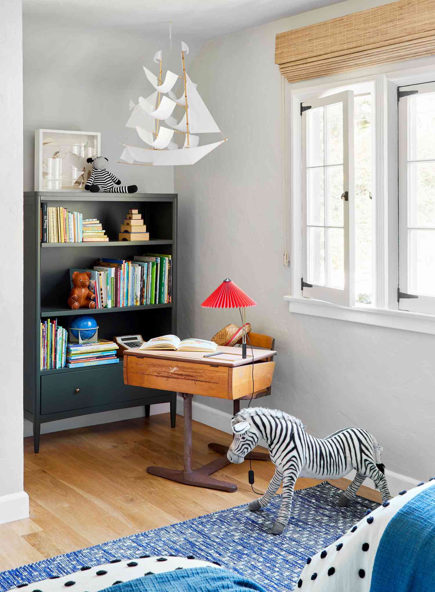 pequeño escritorio vintage para habitación infantil