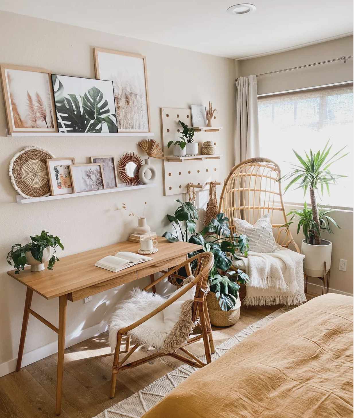 escritorio/mesa plana en el dormitorio