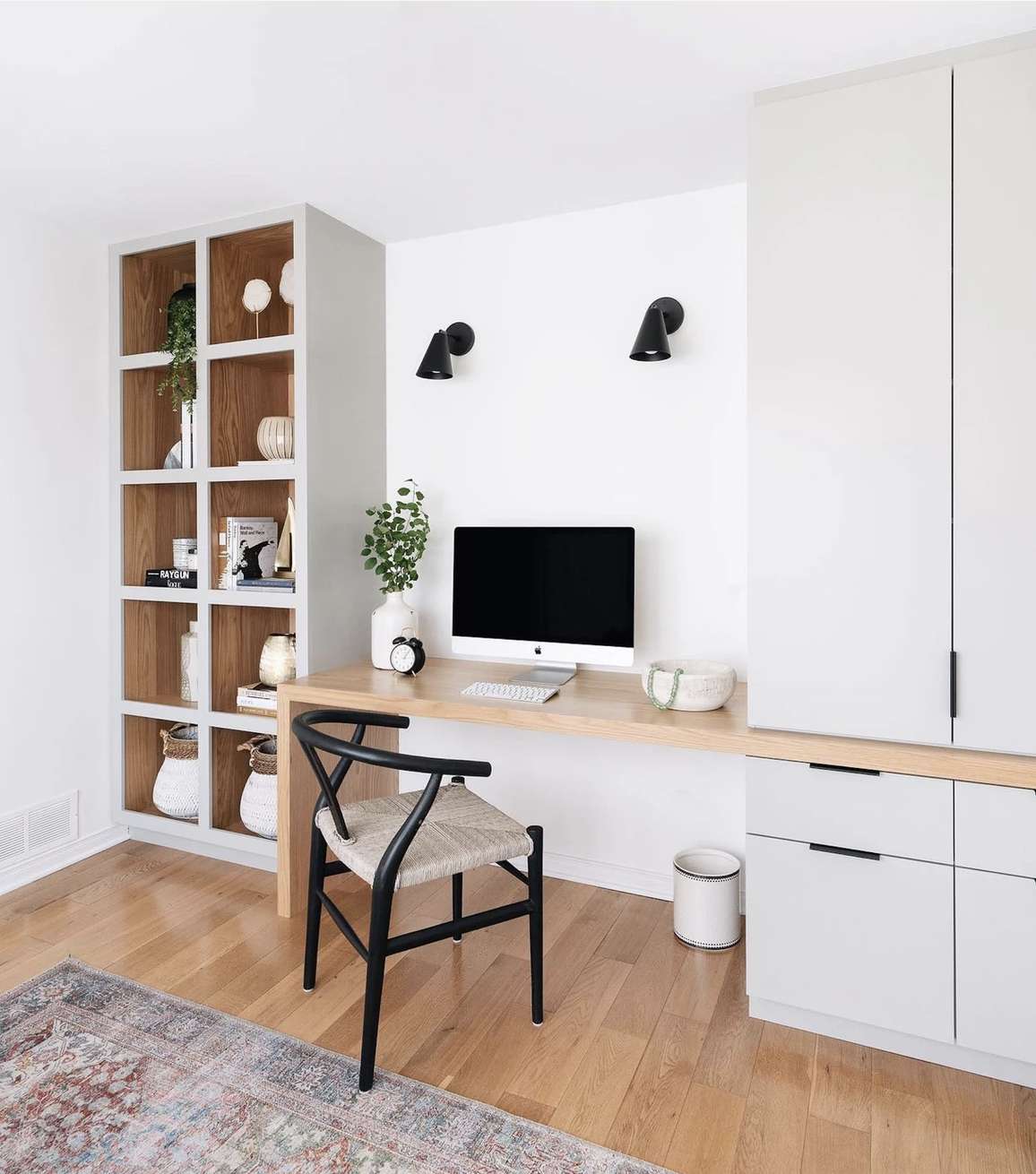 escritorio extendido en mueble empotrado int