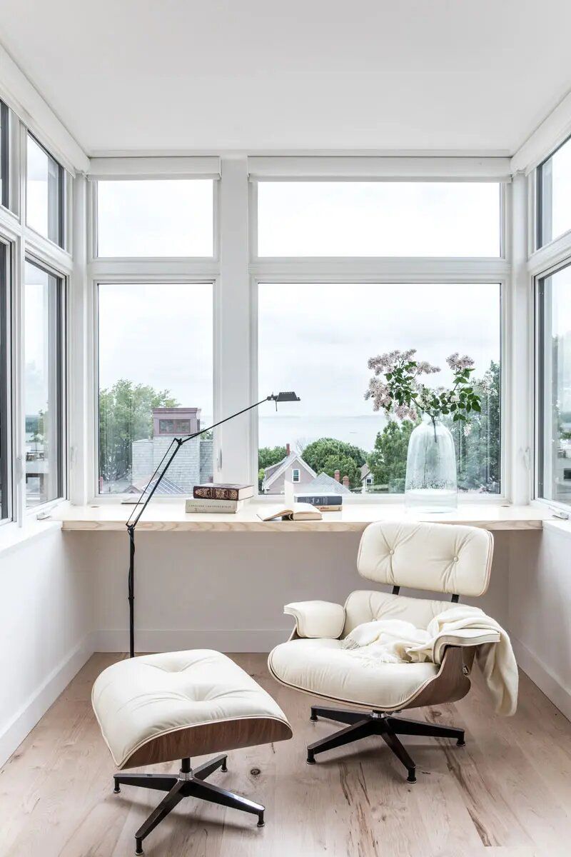 Silla blanca estilo Eames de Window Desk
