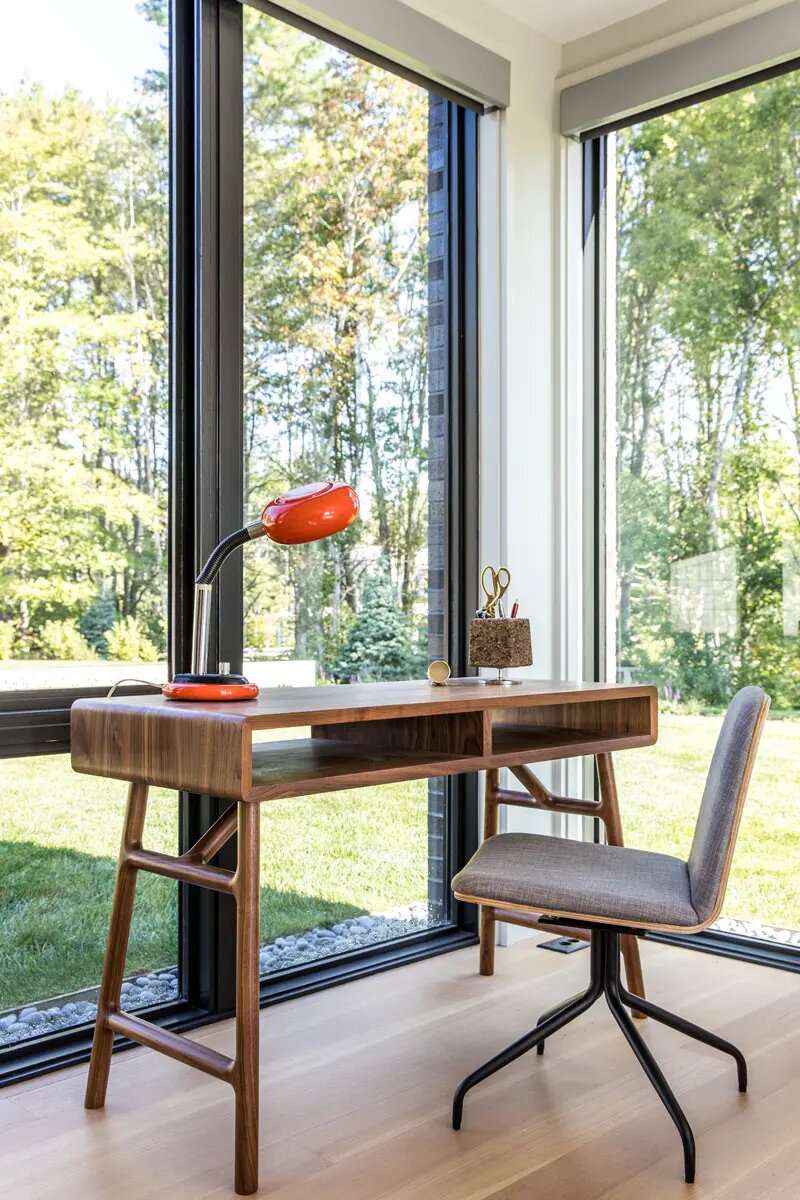 Escritorio pequeño junto a la ventana
