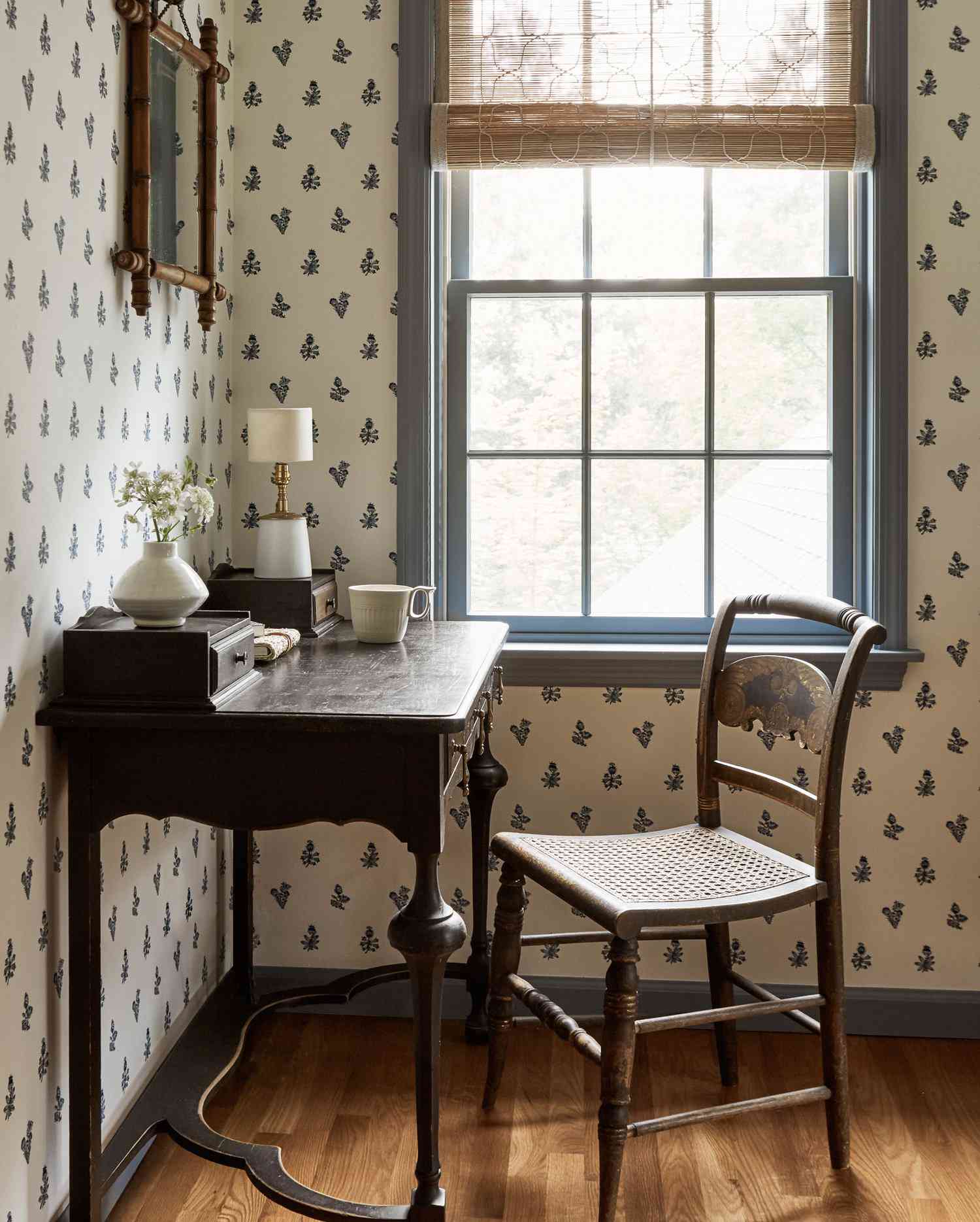 Escritorio vintage junto a la ventana