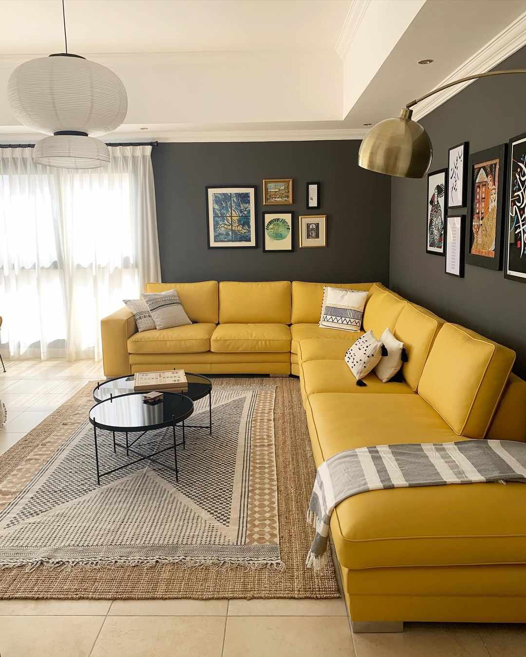 seccional amarillo y paredes gris oscuro