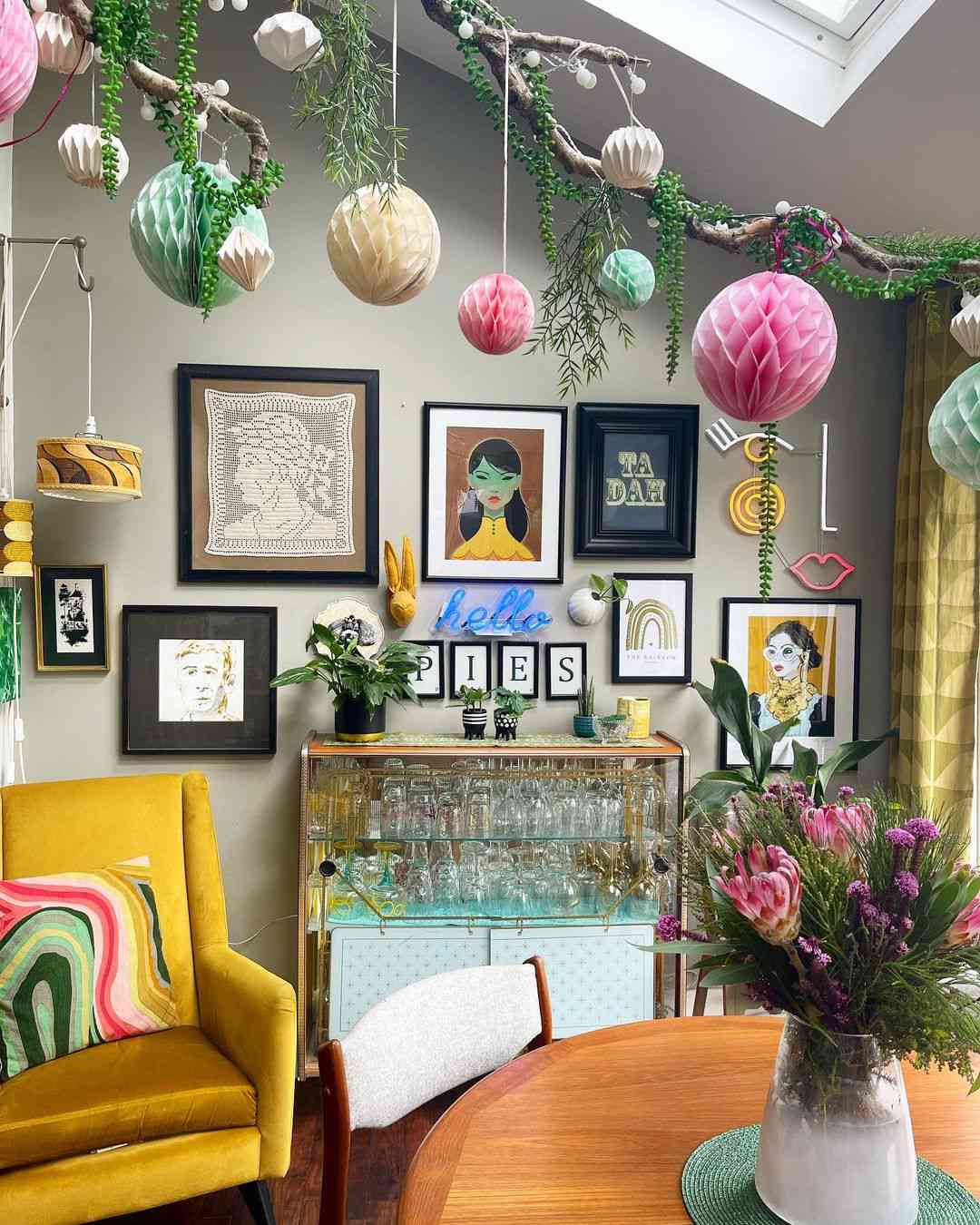salón amarillo maximalista