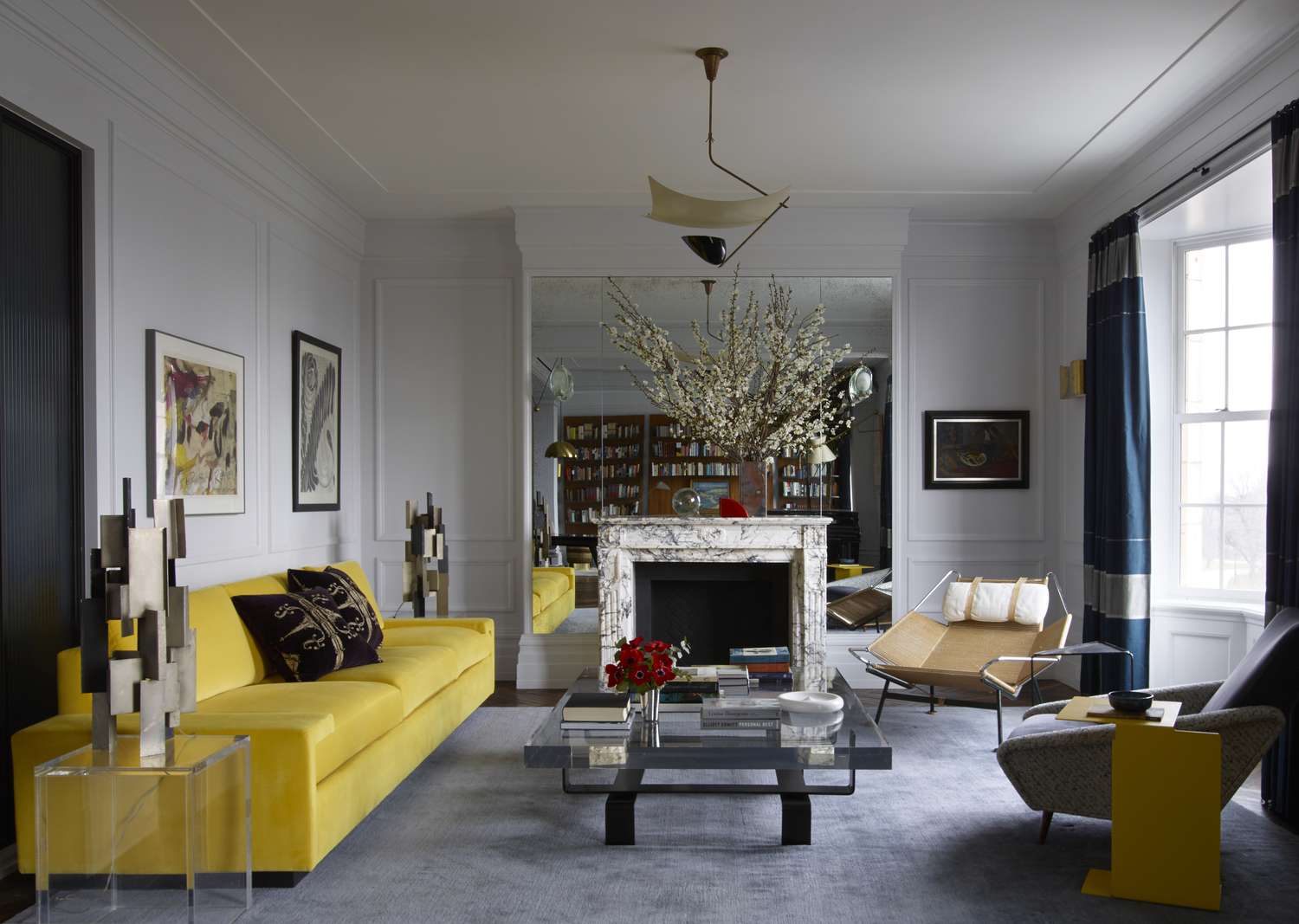 sofa amarillo y alfombra gris en salon formal