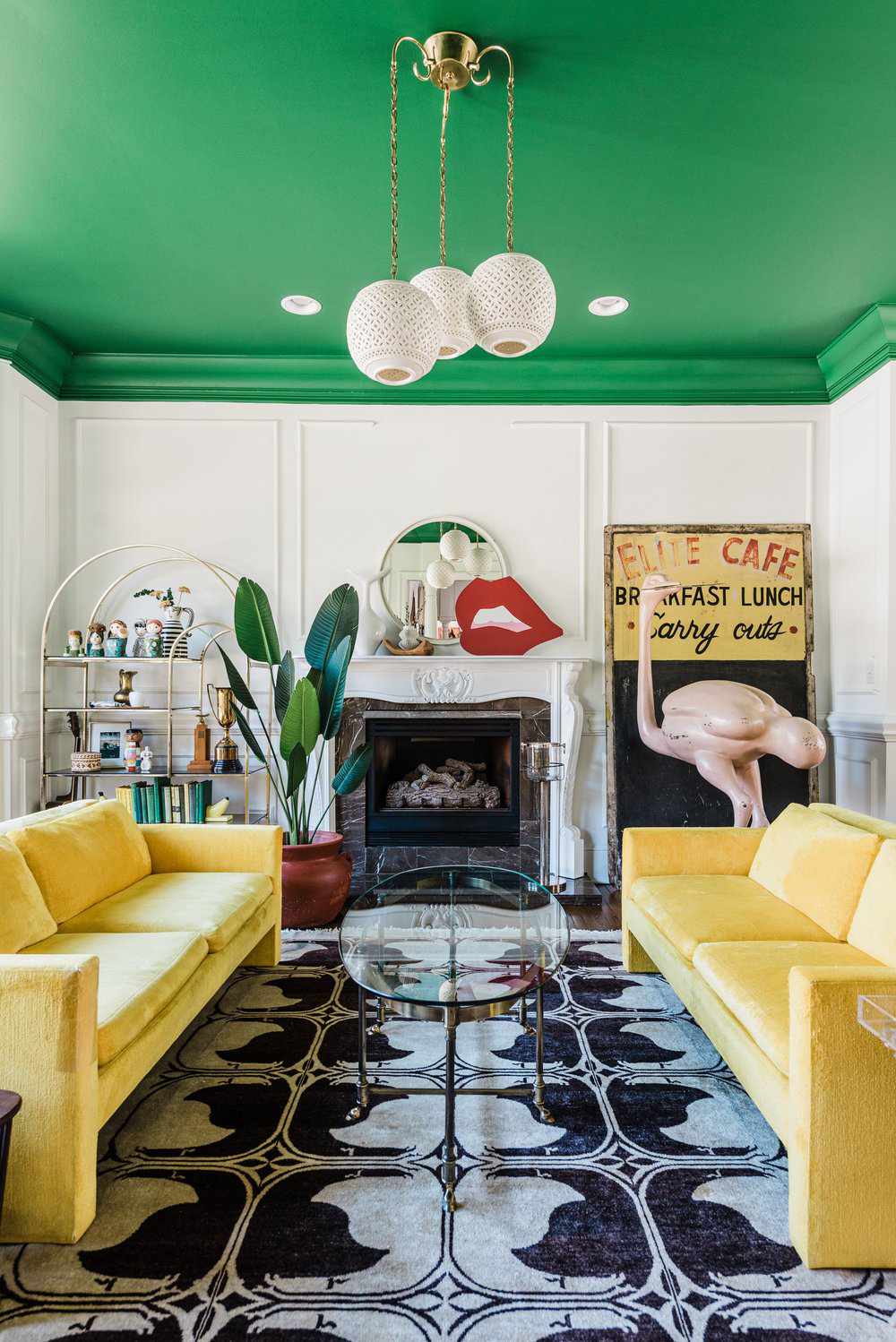 sofas amarillos con alfombra gris y negra