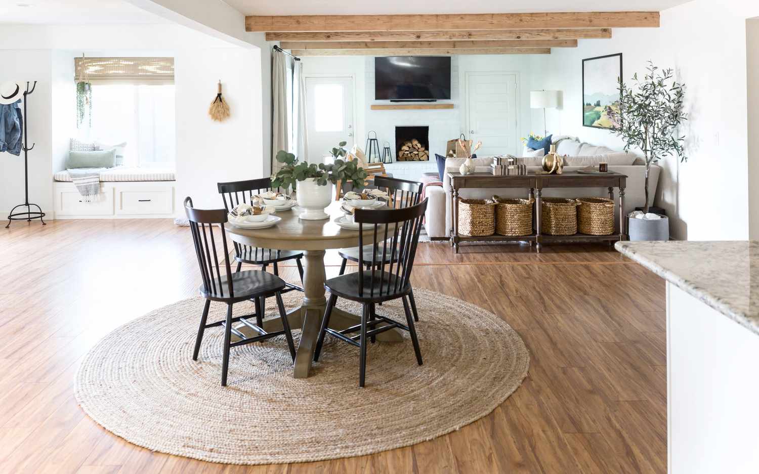 Salón con vigas de madera