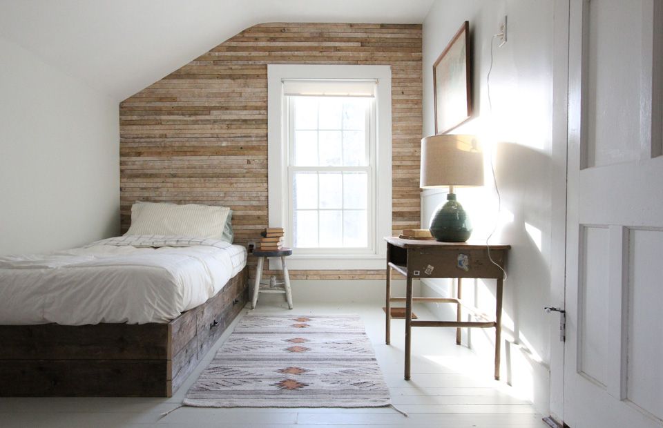 Dormitorio con pared de madera