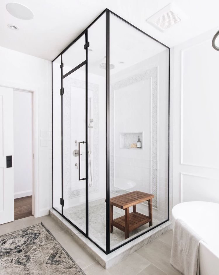 baño moderno con cabina de ducha de cristal