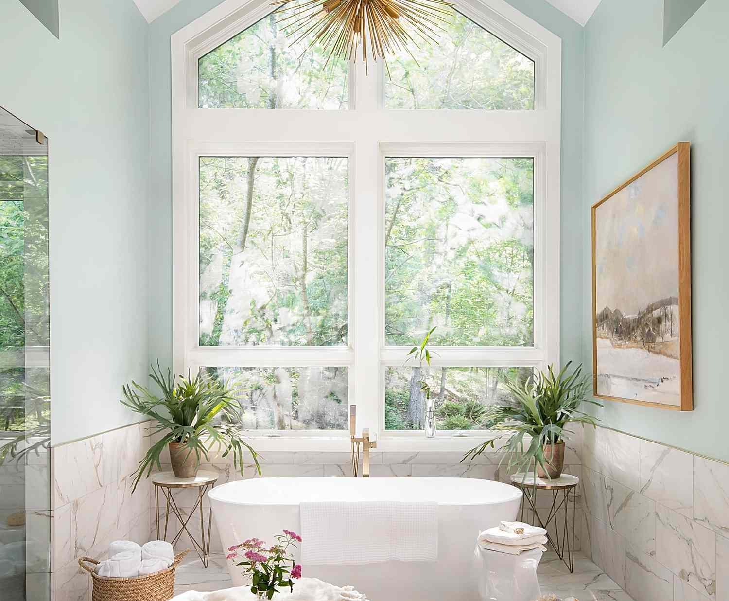 baño moderno con plantas