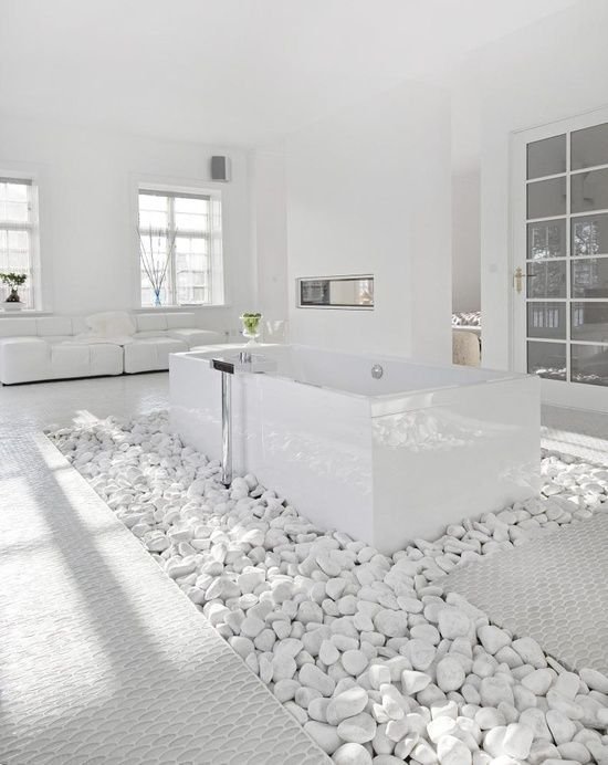 cuarto de baño moderno blanco con rocalla