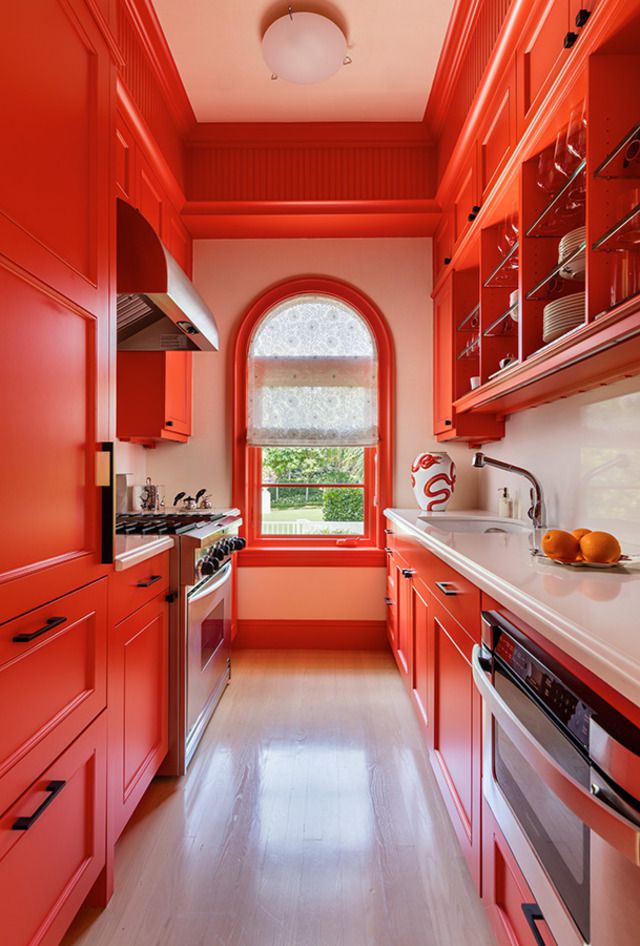 Cocina naranja oscuro vibrante