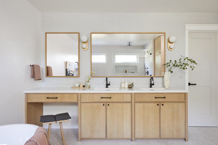 tocador de maquillaje en baño de madera natural